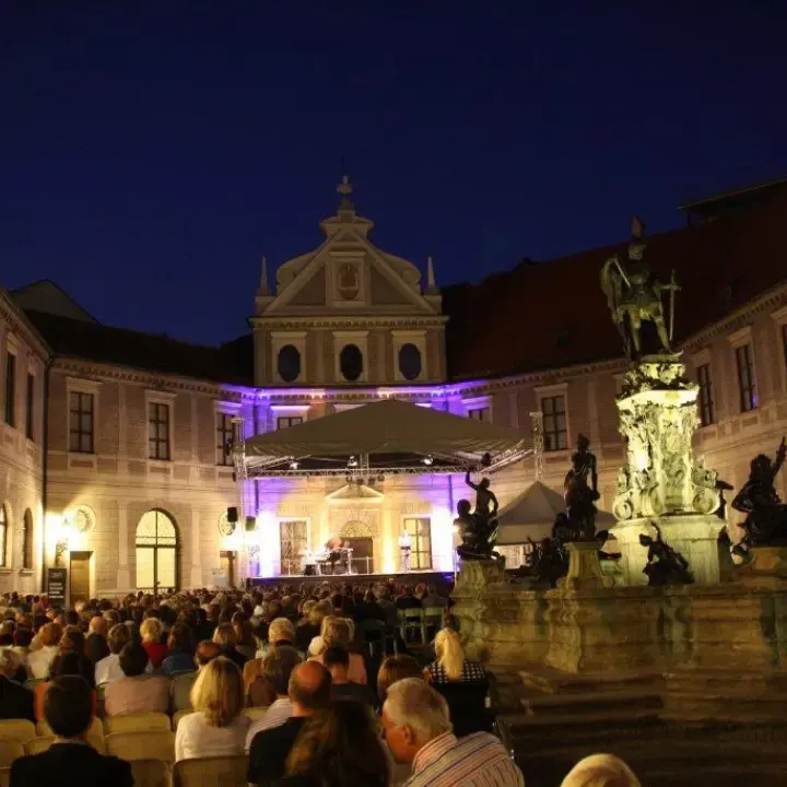 Münchner Open Air Sommer 2025 - Konzerte im Brunnenhof Whitney Houston - mehr als ein Moment